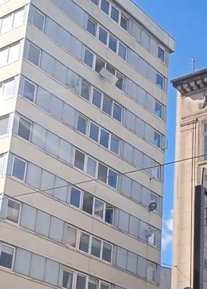 Remont po wrocławsku. Lodówka poleciała z okna wieżowca. Nagranie jest hitem