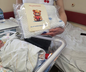 Kieleckie seniorki wydziergały kocyki dla wcześniaków