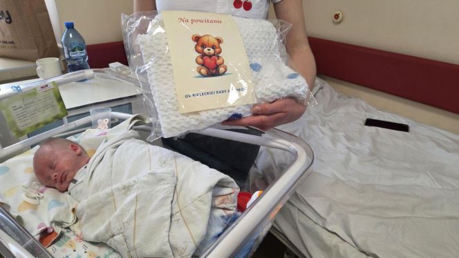 Kieleckie seniorki wydziergały kocyki dla wcześniaków