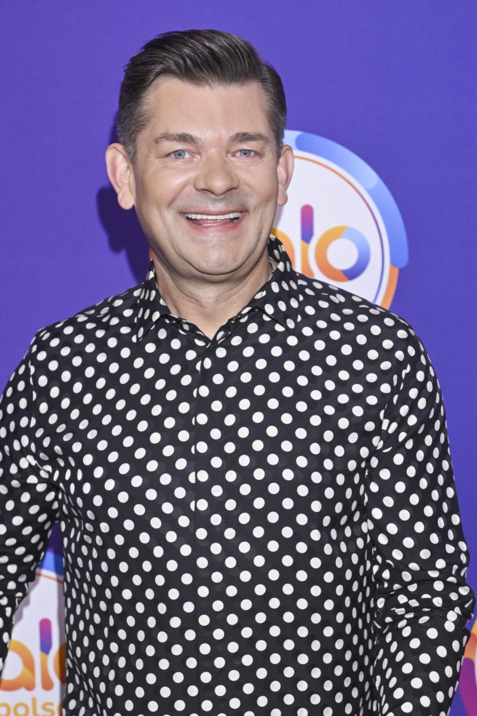 Tak Zenon Martyniuk zmieniał się przez lata. Na początku kariery nosił zupełnie inną fryzurę