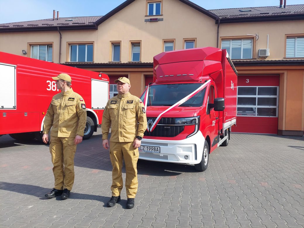 Przekazanie sprzętu strażakom