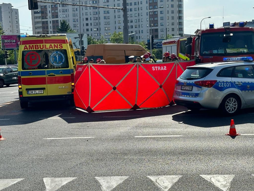  Reanimacja na drodze. Motocyklista wpadł pod busa. Tragiczne wieści