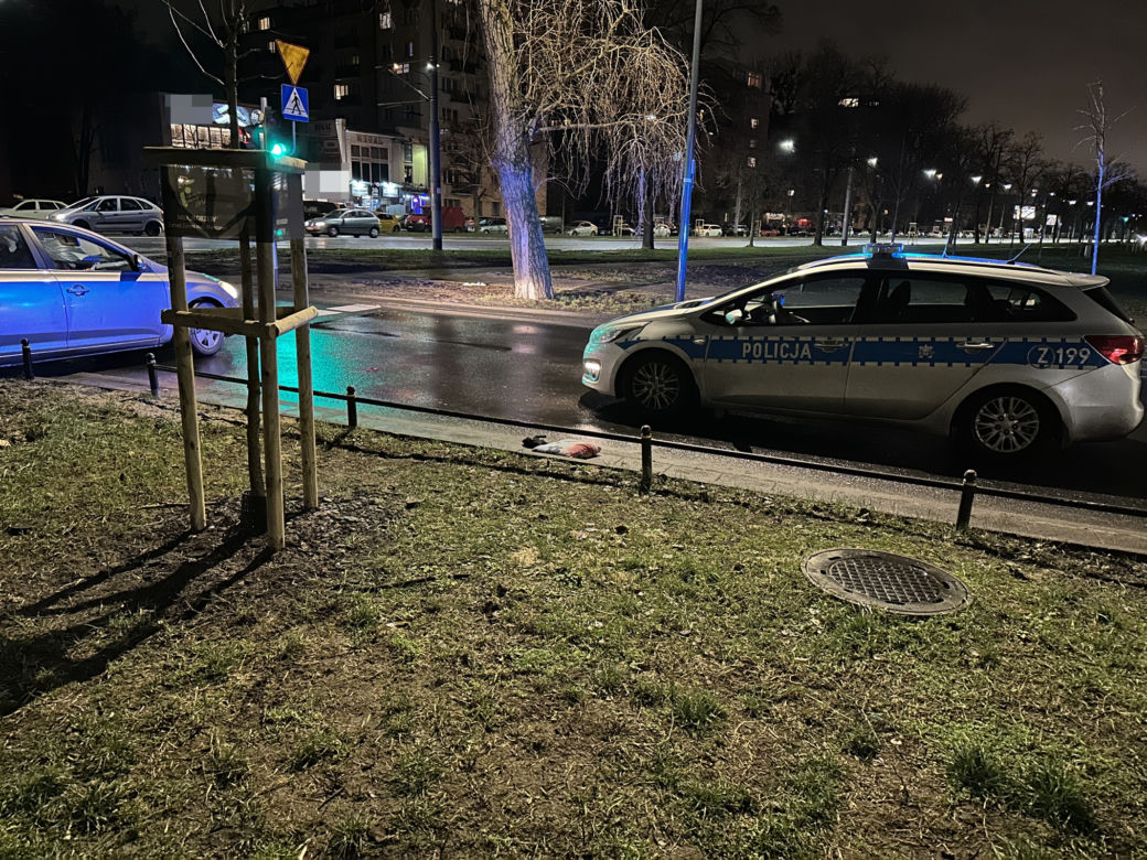 Warszawa, Praga-Południe. Na ulicy leżał zakrwawiony mężczyzna. Wyrzucono go z samochodu? 