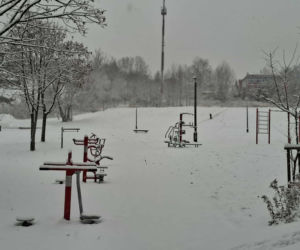 Atak zimy w Świętokrzyskiem. Śnieg i trudne warunki drogowe 23 Listopada 2025