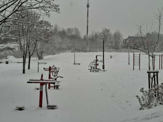 Atak zimy w Świętokrzyskiem. Śnieg i trudne warunki drogowe 23 Listopada 2025