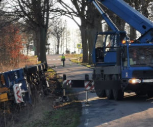 Ogromny dźwig wylądował w rowie