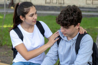 Złamane serce u nastolatka. Jak wspierać dziecko po rozstaniu i szanować jego prywatność