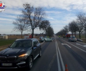 zderzenie samochodów na drodze krajowej numer 17