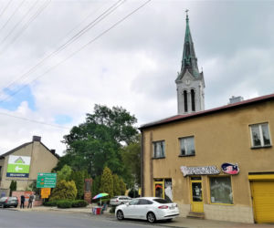 To jedno z najpiękniejszych miast w woj. łódzkim. W średniowieczu miało już swój kościół