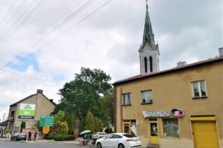 To jedno z najpiękniejszych miast w woj. łódzkim. W średniowieczu miało już swój kościół