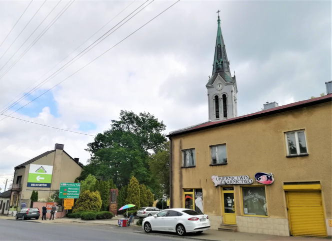 To jedno z najpiękniejszych miast w woj. łódzkim. W średniowieczu miało już swój kościół