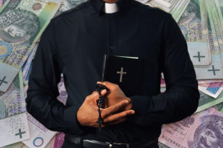 Afera w Kozienicach. Były proboszcz Kazimierz Ch. z zarzutami! Co ukrywał?