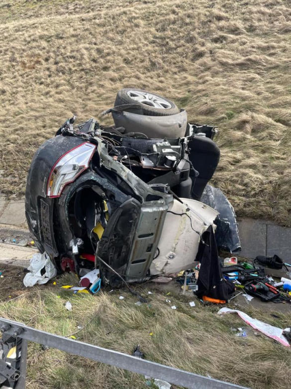 Przerażający wypadek na autostradzie A1. Samochód dosłownie rozpadł się na pół [ZDJĘCIA]