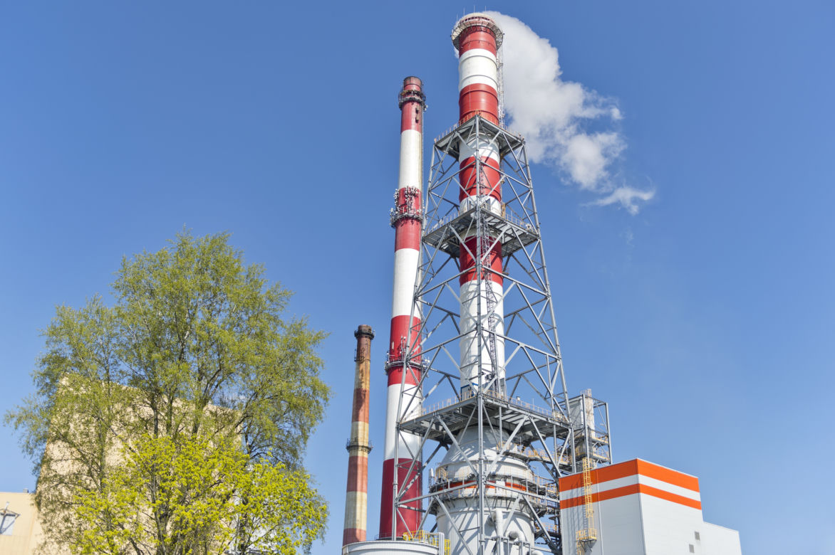 Ruszyła rozbiórka komina elektrociepłowni