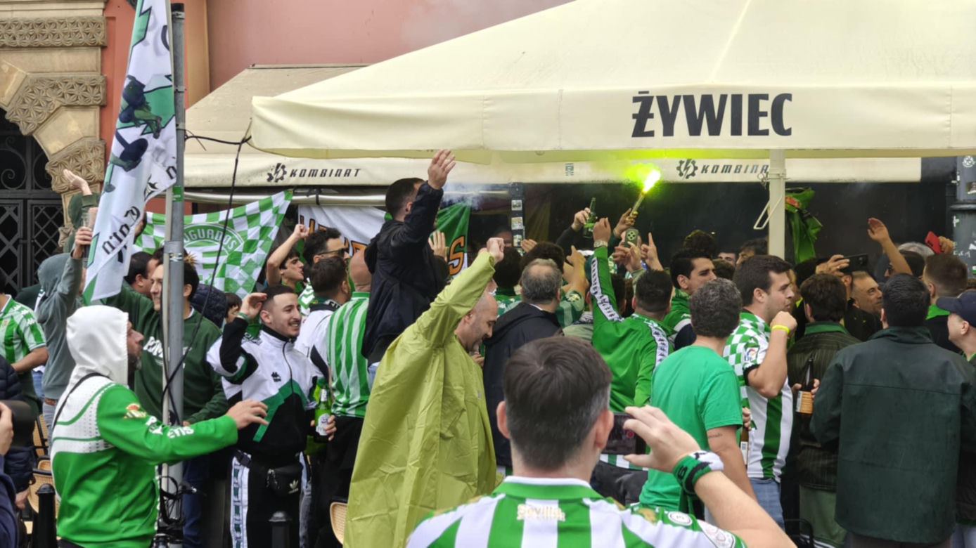 Gorąco przed finałem Ligii Konferencji we Wrocławiu. Tysiące kibiców na Rynku 