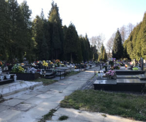 Ten cmentarz na Śląsku jest otwarty. Mieszkańcy odwiedzają groby bliskich