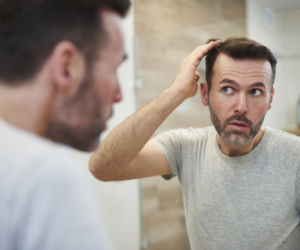 To nie tylko stres. Jeden hormon niszczy męskie włosy, ale możesz go powstrzymać. Sprawdź jak