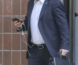 Kurski rozmawia przez 3 telefony