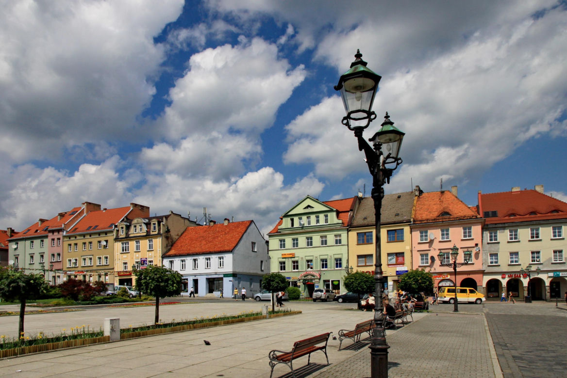 To miasto ma jeden z najstarszych rynków na Śląsku. Zachwyca zabytkowymi kamienicami i ratuszem