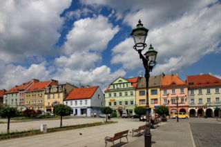 To miasto ma jeden z najstarszych rynków na Śląsku. Zachwyca zabytkowymi kamienicami i ratuszem