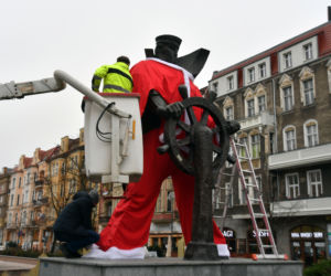 Pomnik marynarza w stroju Mikołaja