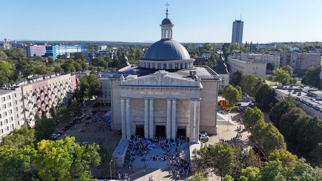 To największa archikatedra w Polsce. Symbol niepodległości i buntu wobec władz komunistycznych