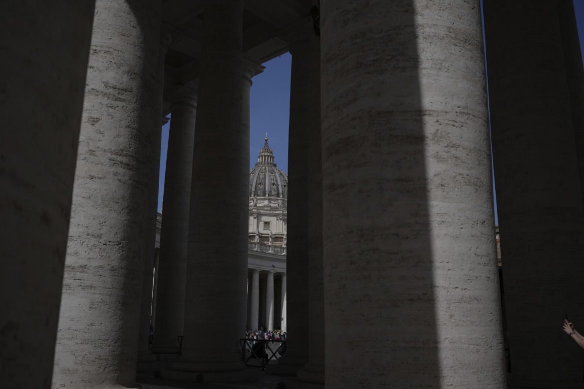 Tłumy na placu św. Piotra. Tak żegnają zmarłego papieża Franciszka 