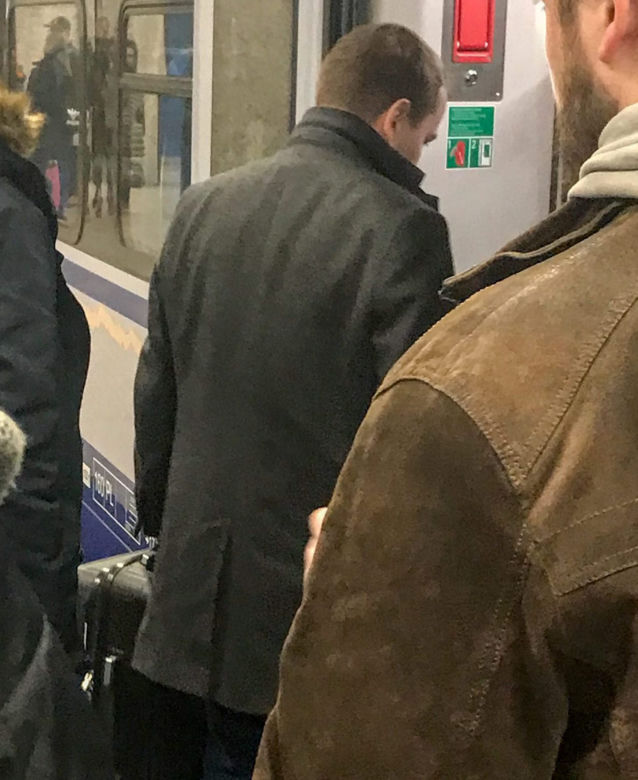 Tak całuje wiceminister Andruszkiewicz na dworcu