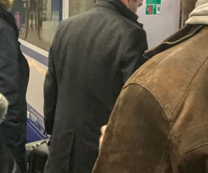 Tak całuje wiceminister Andruszkiewicz na dworcu