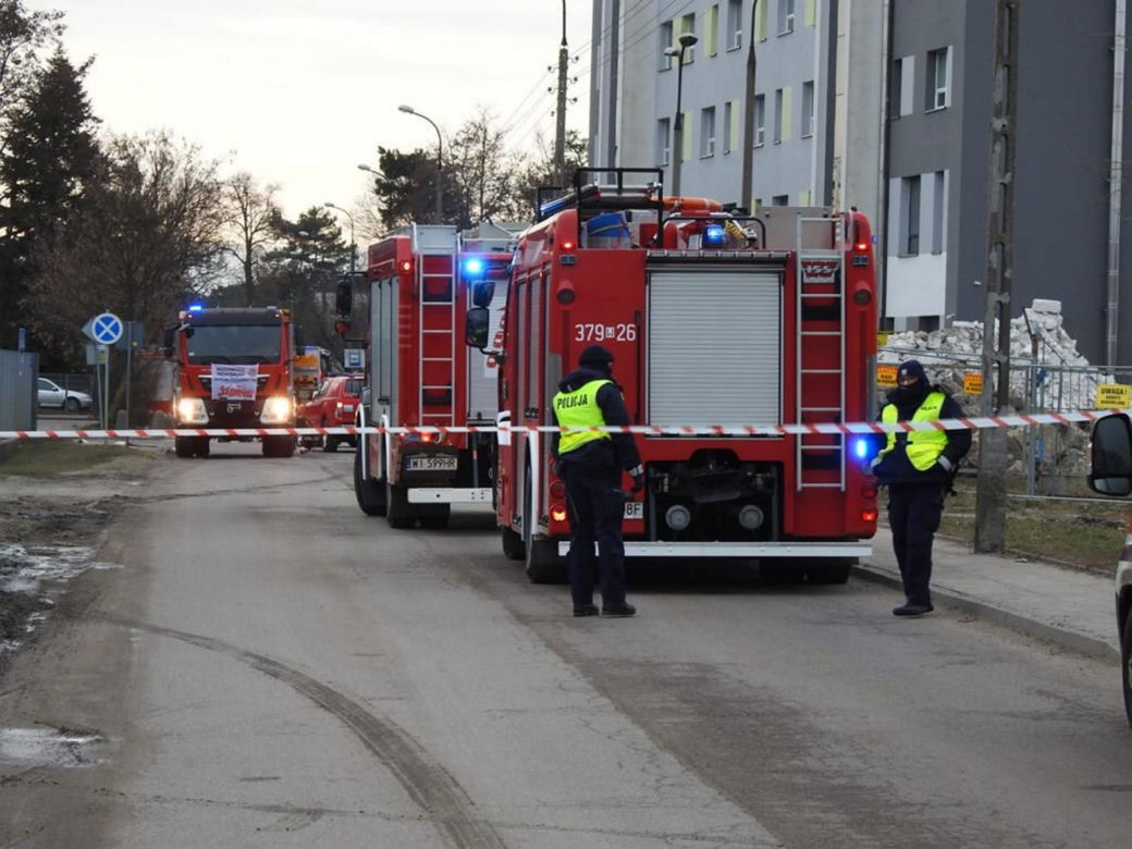 Pożar w salonie urody w Wawrze. Strażacy znaleźli podejrzaną paczkę, ewakuacja mieszkańców