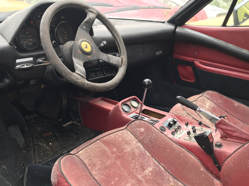 11 klasycznych Ferrari porzuconych w polu