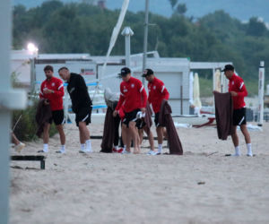 Piłkarze po porażce poszli na plażę