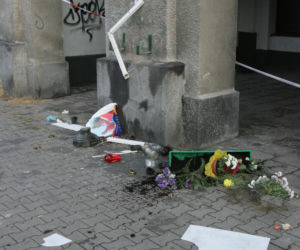Zniszczony pomnik przy Muzeum Więzienia Pawiak 