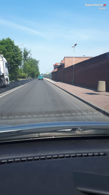 Jechał bez opony i uszkodził 6 km drogi