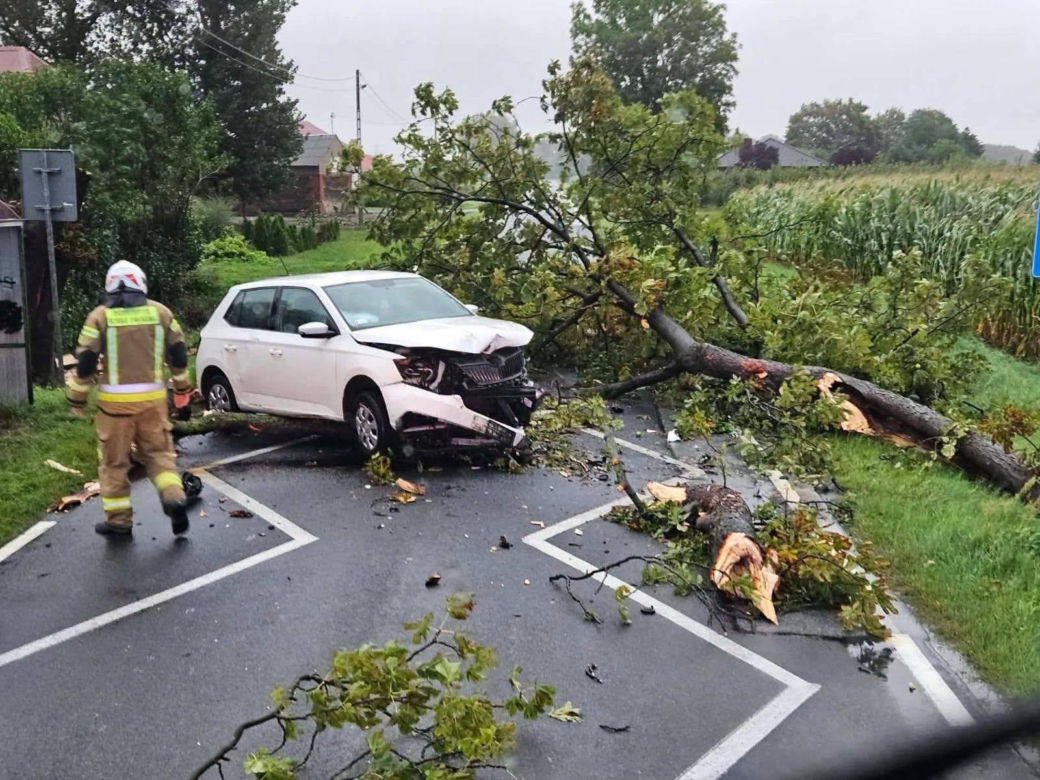 Burze nad Polską. Setki interwencji, tysiące domów bez prądu. IMGW ostrzega. Gdzie będzie najgorzej?