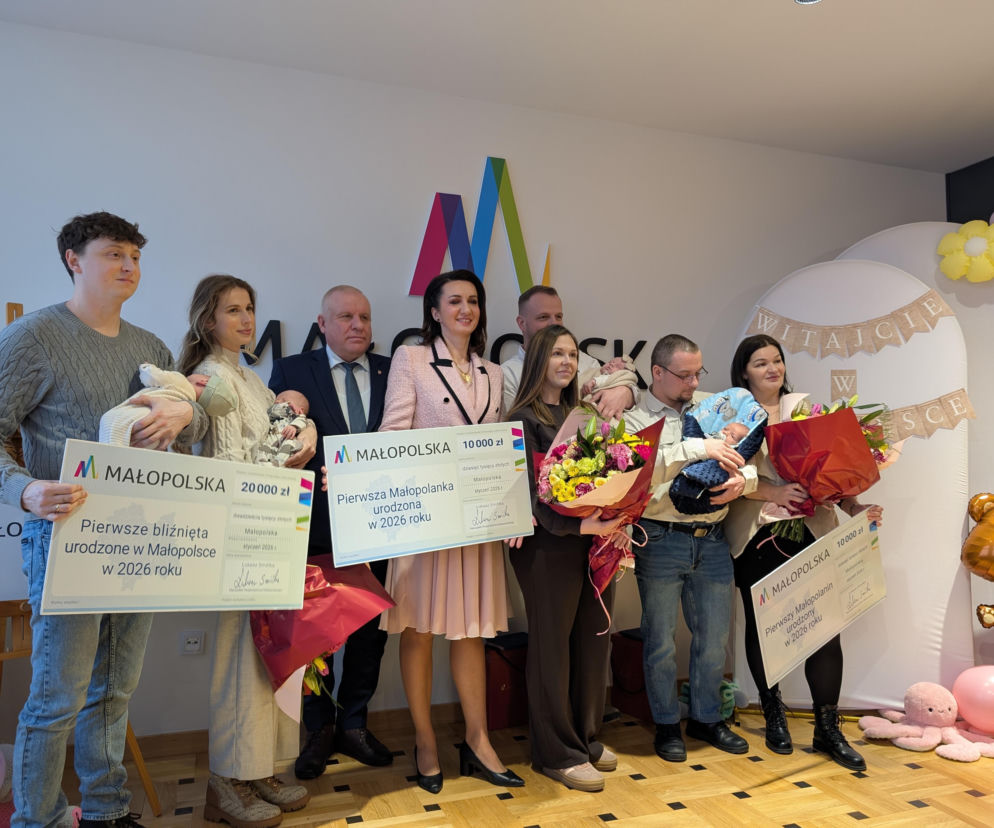 Pierwsi Małopolanie urodzeni w 2026 roku otrzymali symboliczne czeki. Województwo wspiera młode rodziny