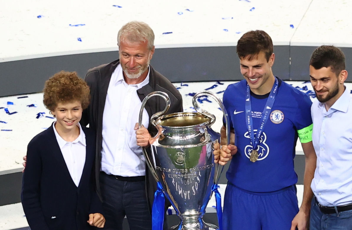 Piłkarze i kibice Chelsea Londyn świętują wygranie Ligi Mistrzów po zwycięstwie w finale 1:0 z Manchesterem City 