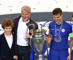 Piłkarze i kibice Chelsea Londyn świętują wygranie Ligi Mistrzów po zwycięstwie w finale 1:0 z Manchesterem City 