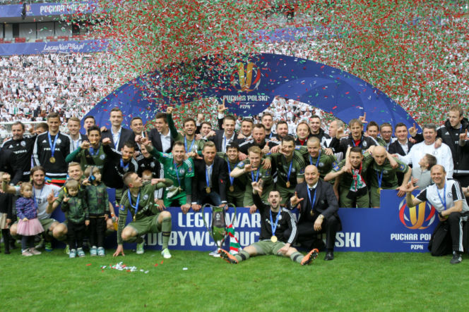 Piłkarze Legii Warszawa świętujący triumf w Pucharze Polski