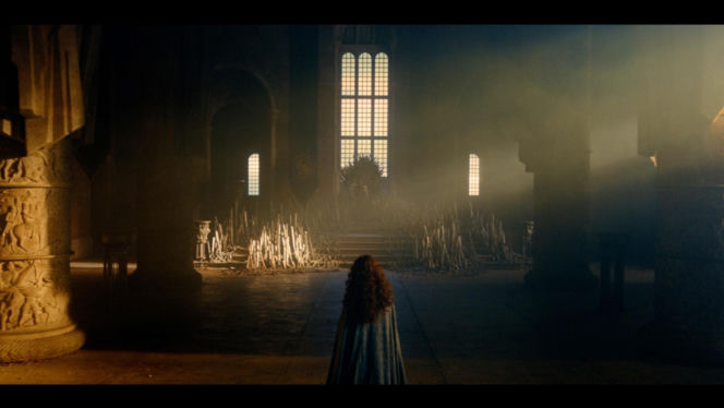 Alicent wkraczająca do sali tronowej, gdzie, ku jej zaskoczeniu, czeka na nią Aemond