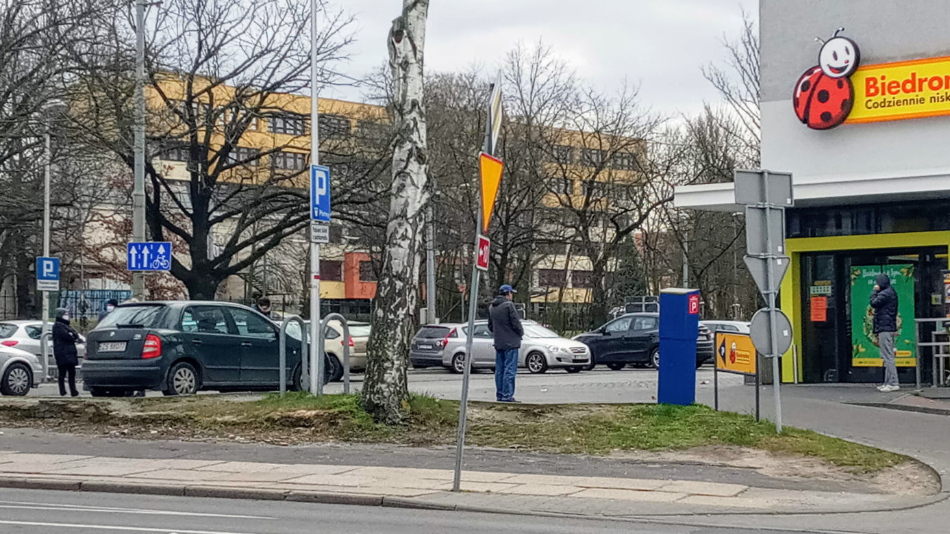 Ograniczenia z powodu epidemii spowodowało kolejki przed sklepami 