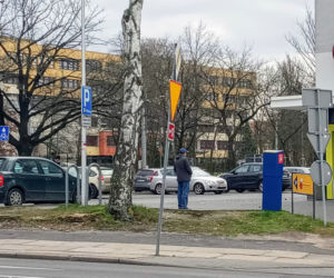 Ograniczenia z powodu epidemii spowodowało kolejki przed sklepami 