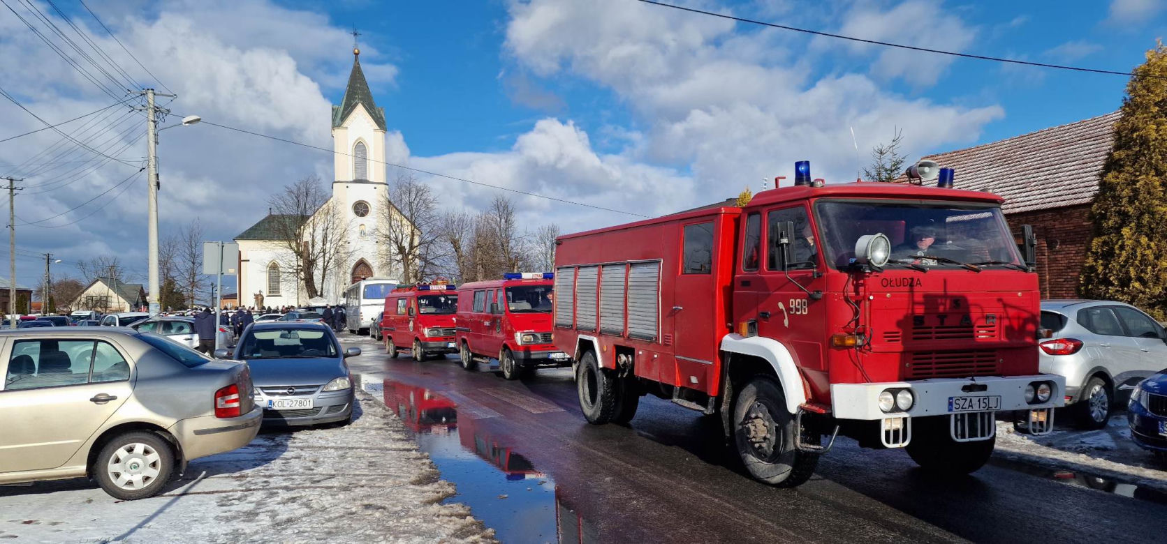 Pogrzeb sierżanta Kamila Zasady. Tragicznie zmarłego policjanta żegnały tłumy