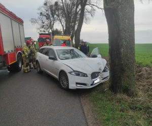 Wypadek w Nastajkach. Jaguar uderzył w drzewo. Kierowca trafił do szpitala! [ZDJĘCIA]
