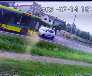 Śląskie: kierowca osobówki wjechał wprost pod autobus