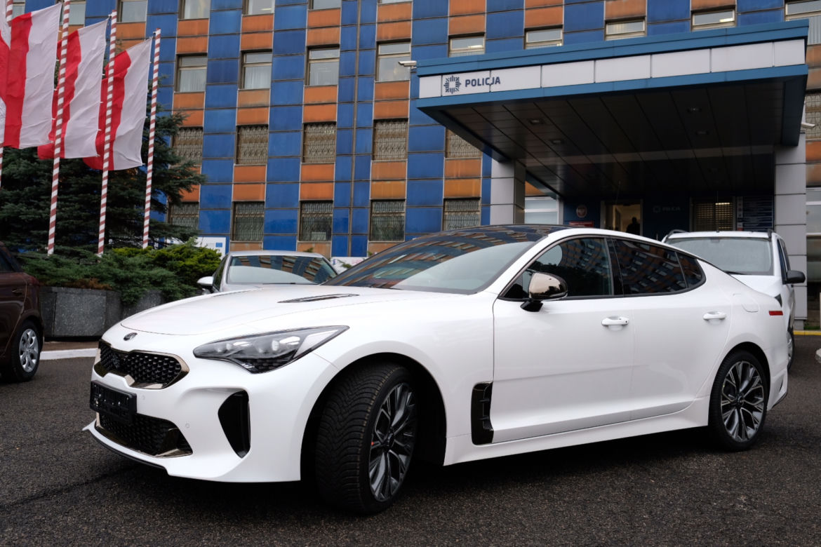 Kia Stinger 2.0 T-GDI 255 KM GT Line w polskiej policji