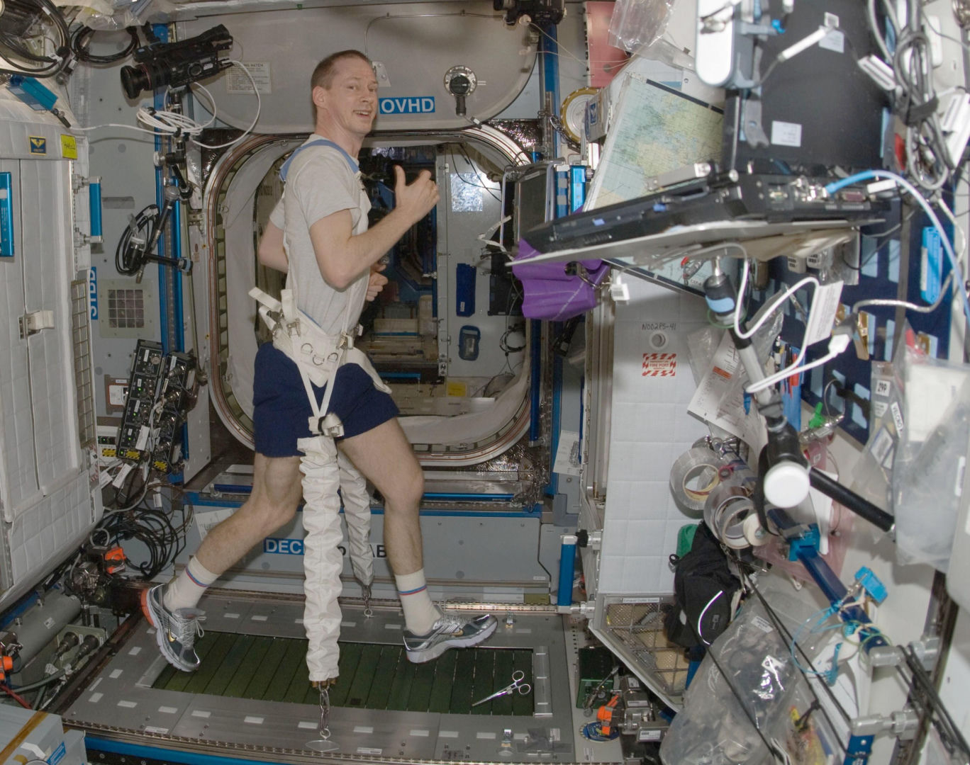 Astronauta trenujący na Międzynarodowej Stacji Kosmicznej w 2009 r.