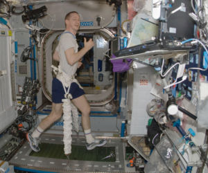 Astronauta trenujący na Międzynarodowej Stacji Kosmicznej w 2009 r.