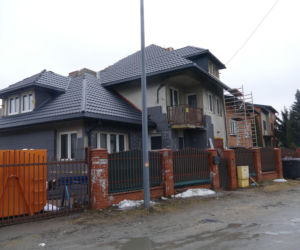 Rodzice zastępczy ze Zgierza doprowadzeni do prokuratury. Co się działo w ich domu?