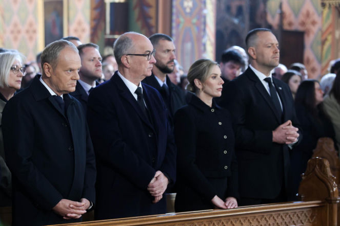 Pogrzeb Łukasza Litewki. Przejmujące zdjęcia żałobników z kościoła. Nagle biskup wypalił o Lidze Mistrzów